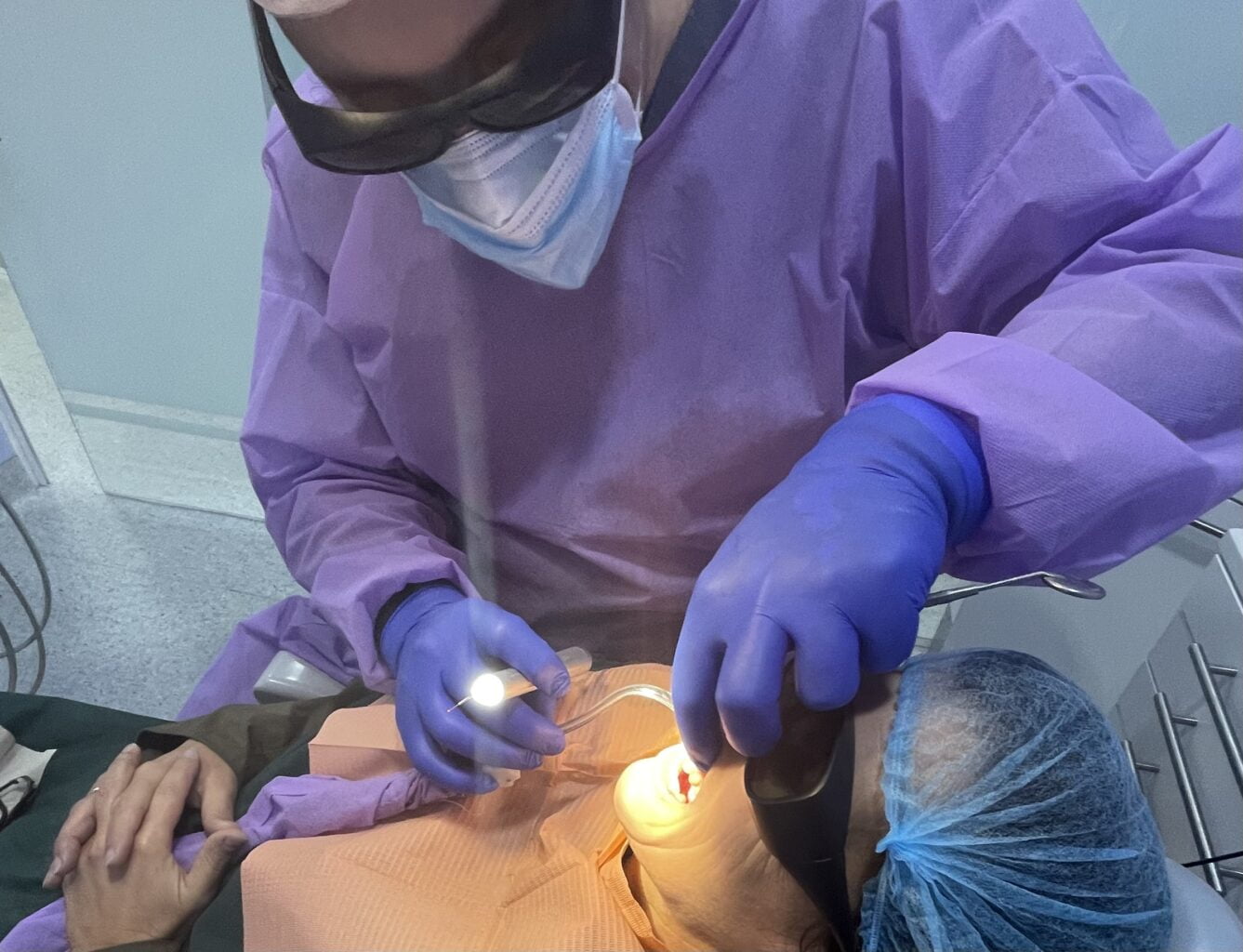 Los láseres en periodoncia son altamente eficaces y llevan el beneficio del tratamiento periodontal a un nivel superior y ayudan al paciente.