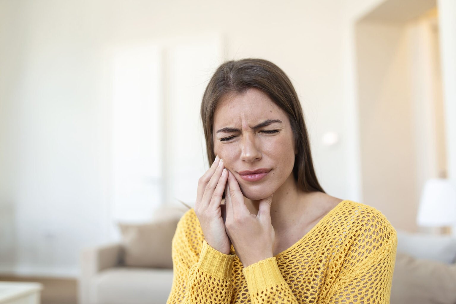 mujer con sensibilidad dental