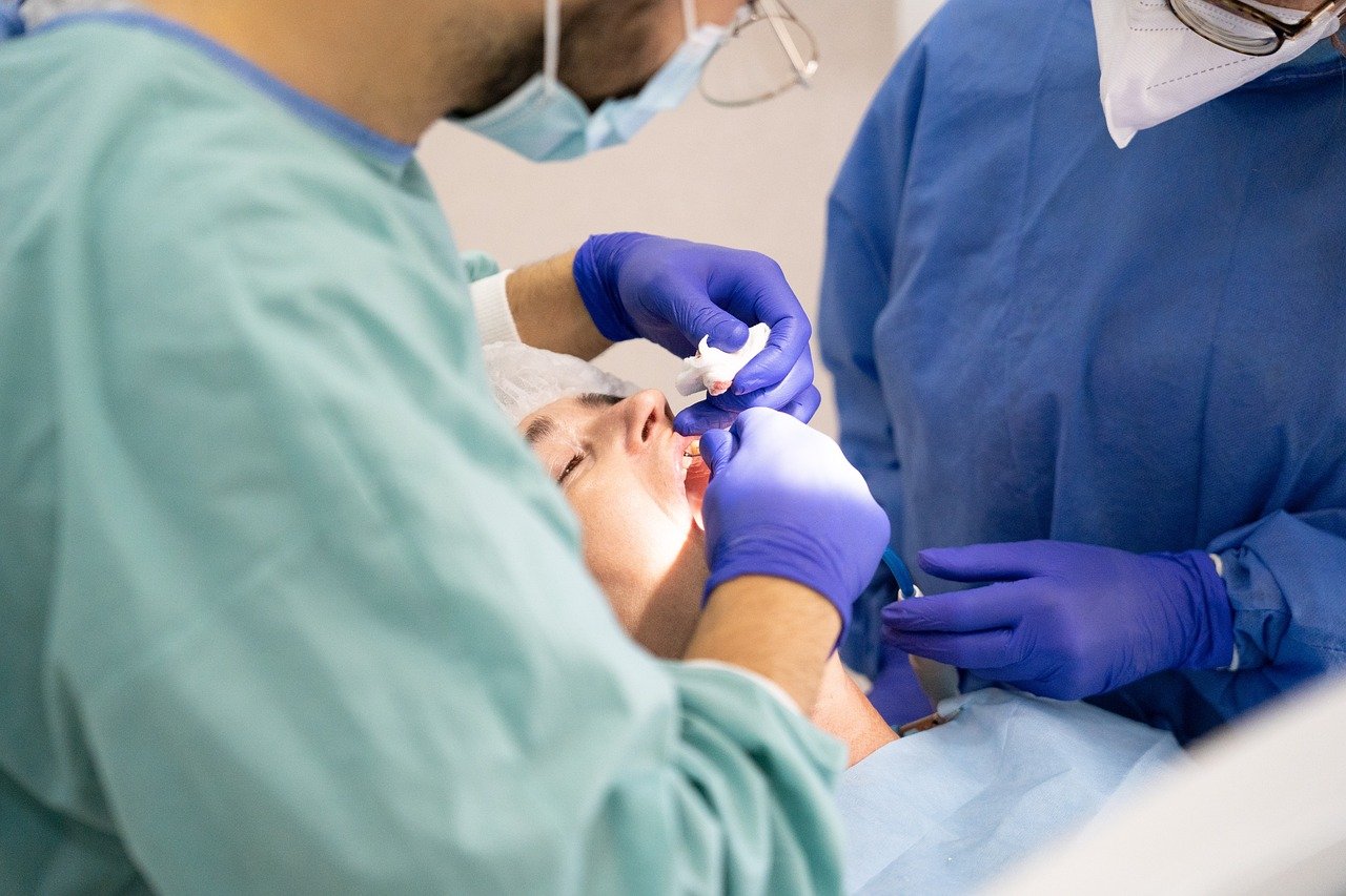 implantes dentales con cirugia