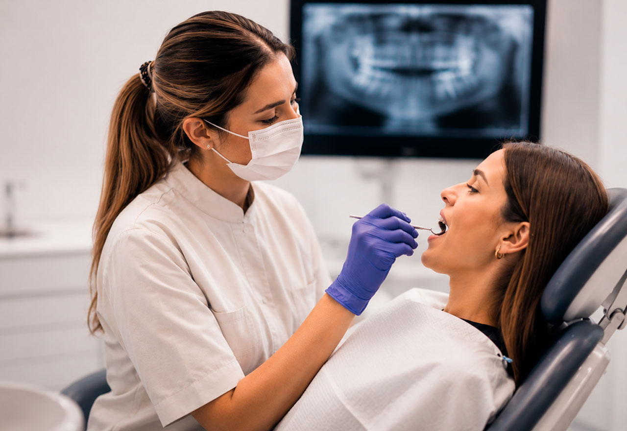 Odontóloga realizando una limpieza dental profesional durante un control odontológico preventivo